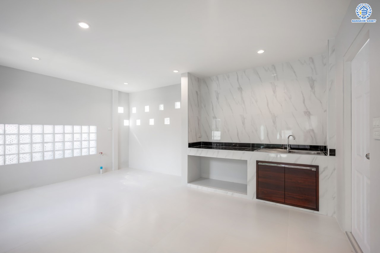 บ้านมือสองตกแต่งใหม่ คุณภาพแบรนด์ LH ม.ชลลดา บางบัวทอง เนื้อที่ 62 ตร.ว. ตกแต่งหรูหรา ฟังก์ชันจัดเต็ม 3 ห้องนอน 2 ห้องน้ำ จอดรถได้ 2 คัน พร้อม Facilities ครบ! บนทำเลคุณภาพ เชื่อมต่อได้หลายเส้นทาง ใกล้เซ็นทรัลเวสต์เกต และรถไฟฟ้า "สถานีบางพลู"